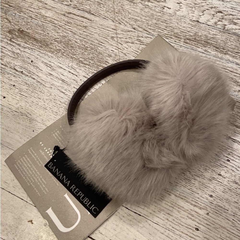 BANANA REPUBLIC Faux fur light grey earmuffs WITH HEADPHONES PORTS
NO CORD - Picture 2 of 8
